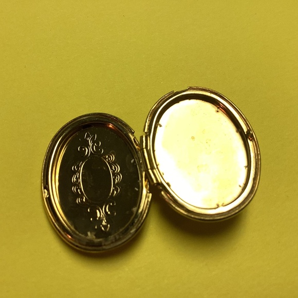 Oval button replacement it opens to add a picture rear of vintage item mom’s - Picture 1 of 6